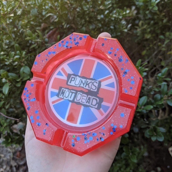 Punk is not dead handmade resin ashtray - Picture 6 of 15